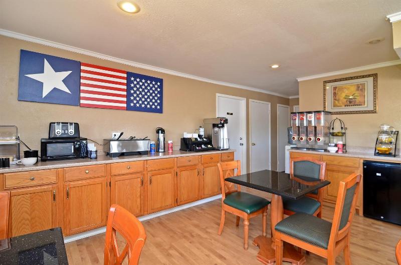 Americas Best Value Inn Stephenville image 3