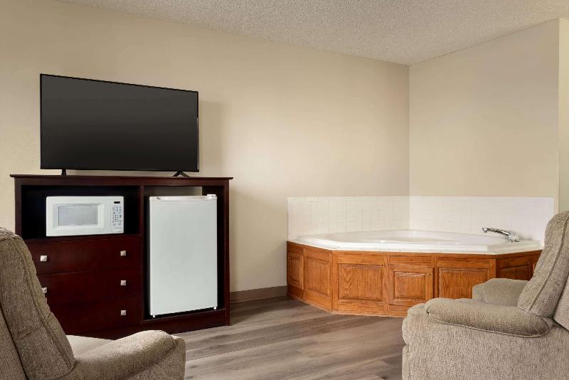 Super 8 by Wyndham Bethany MO image