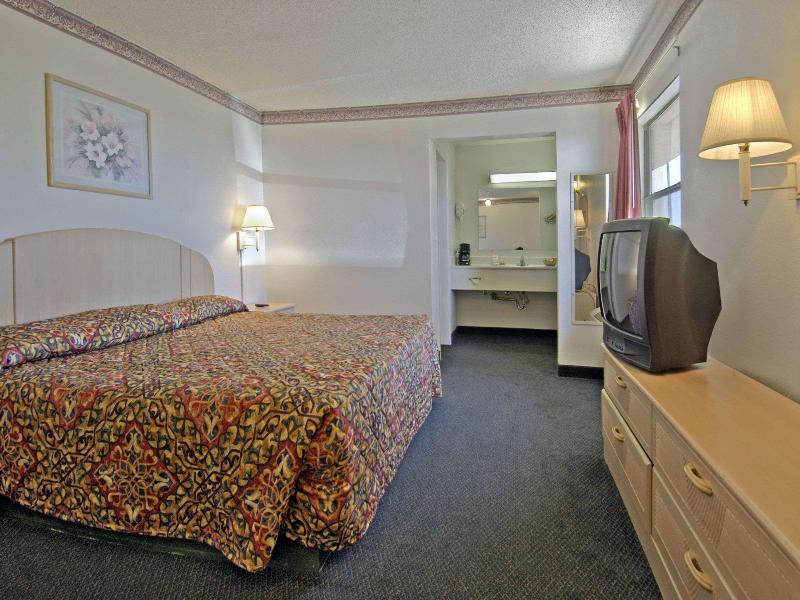 Super 8 By Wyndham Wichita Falls image