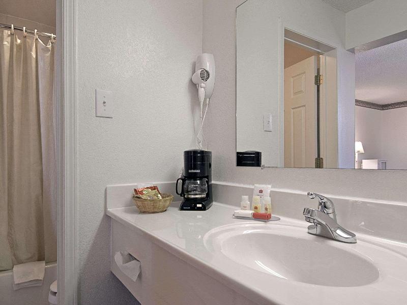 Super 8 By Wyndham Wichita Falls image