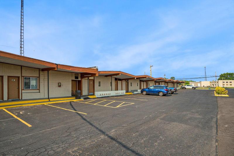 Great Lakes Inn and Suites image
