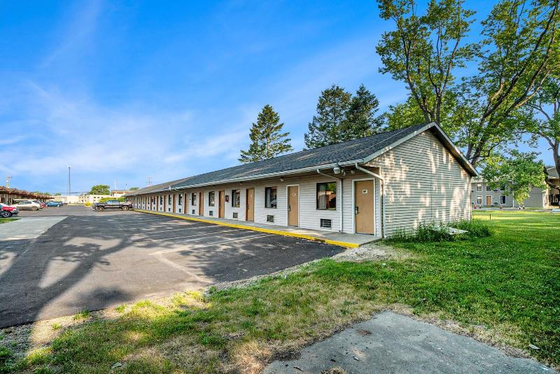 Great Lakes Inn and Suites image