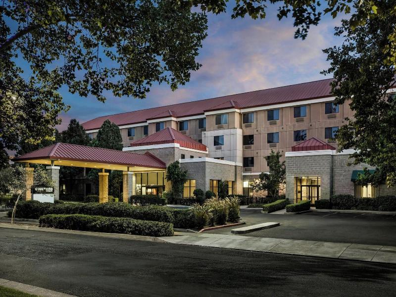 Courtyard Sacramento Midtown image