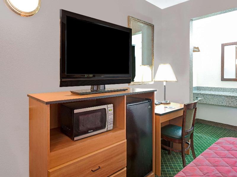 Travelodge by Wyndham Sacramento / Rancho Cordova image