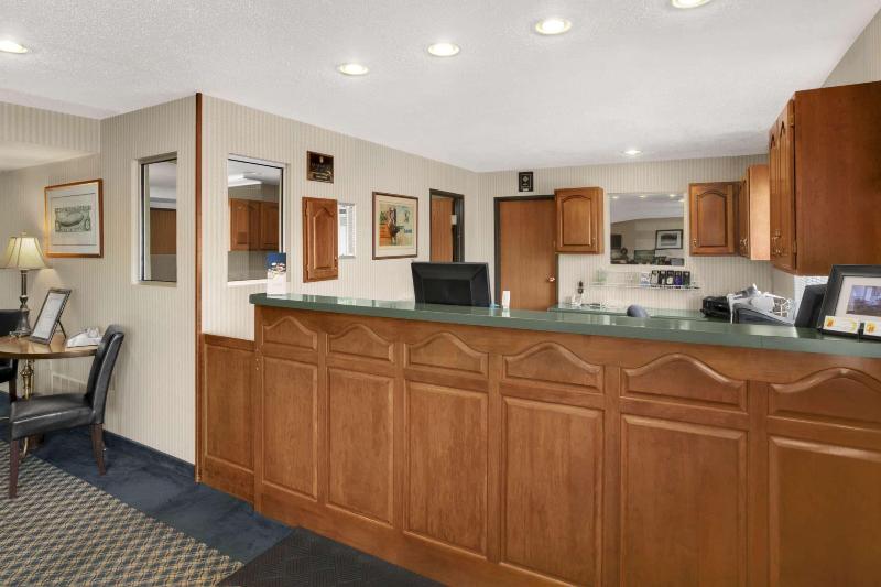 Super 8 By Wyndham Washington image