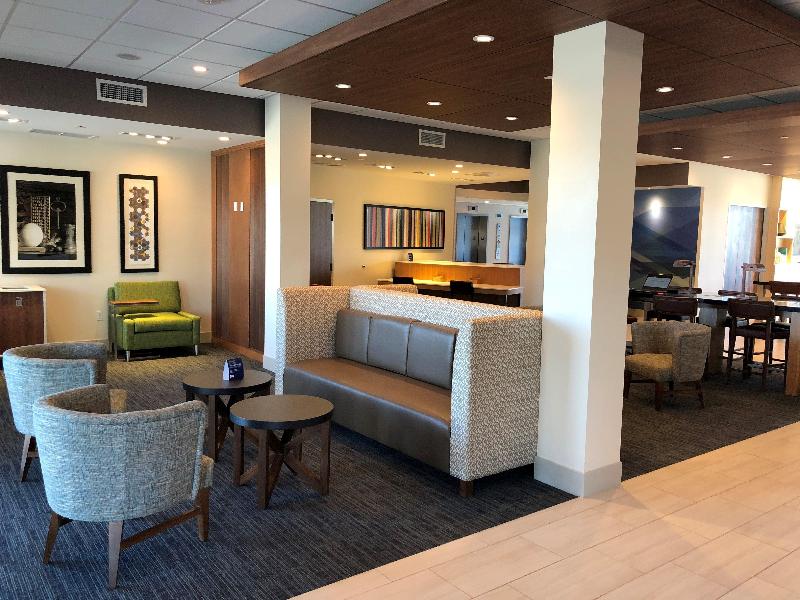 Holiday Inn Express & Suites Springfield North