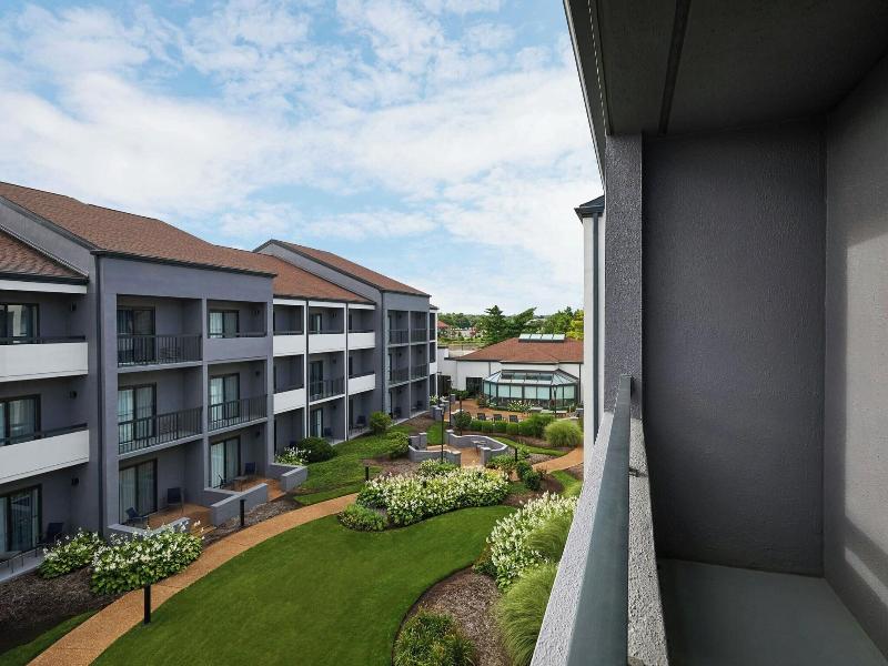 Courtyard St. Louis Westport Plaza image