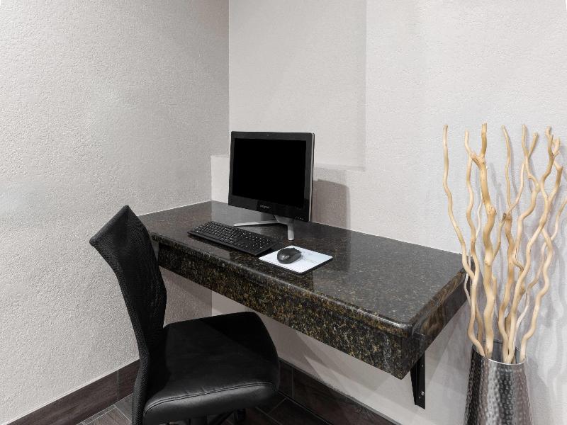 Super 8 By Wyndham San Antonio/Alamodome Area image