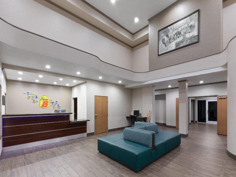 Super 8 By Wyndham San Antonio/Alamodome Area image