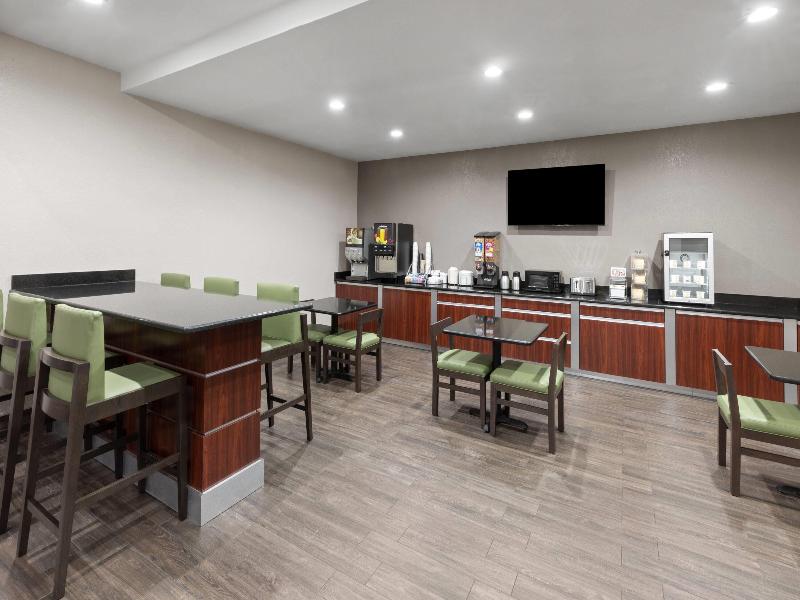 Super 8 By Wyndham San Antonio/Alamodome Area image