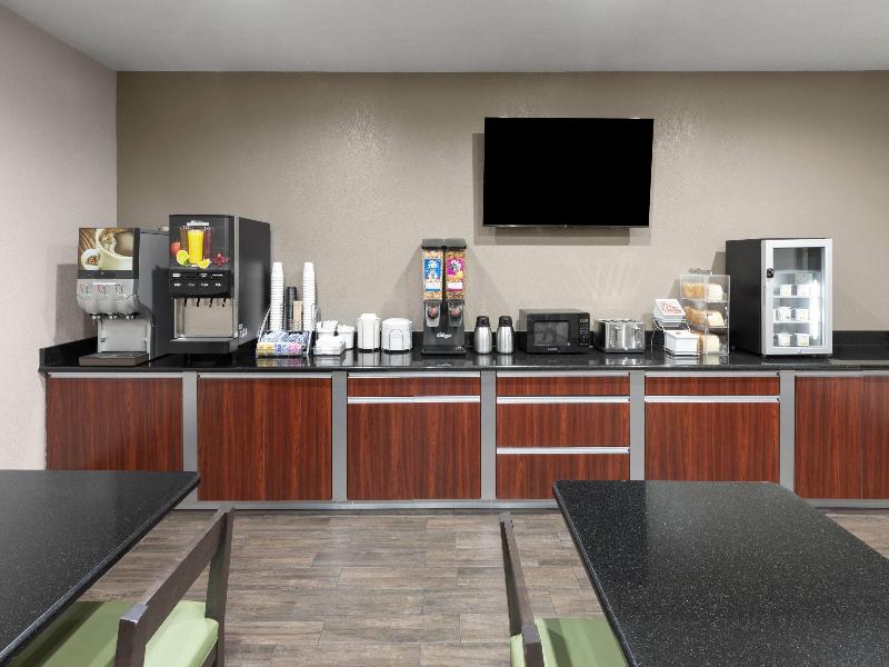 Super 8 By Wyndham San Antonio/Alamodome Area image