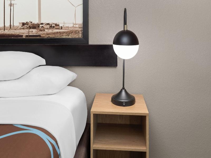 Super 8 By Wyndham San Antonio/Alamodome Area image