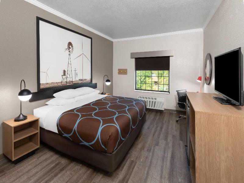 Super 8 By Wyndham San Antonio/Alamodome Area image