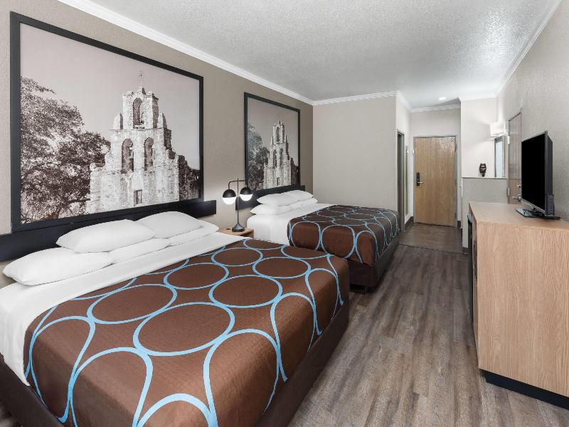 Super 8 By Wyndham San Antonio/Alamodome Area image