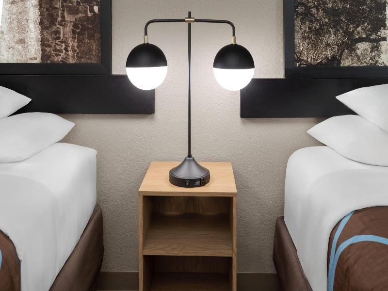 Super 8 By Wyndham San Antonio/Alamodome Area image