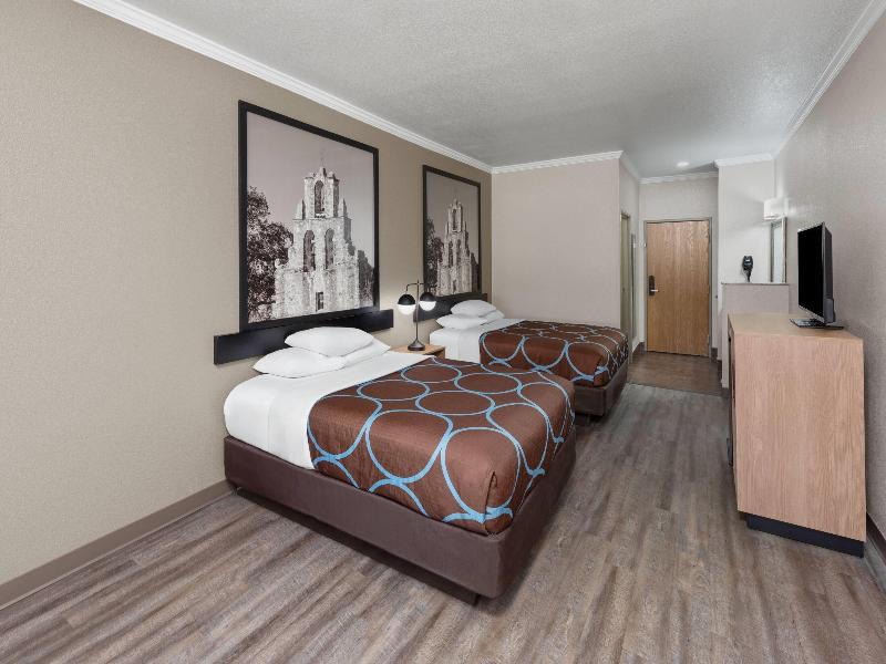 Super 8 By Wyndham San Antonio/Alamodome Area image