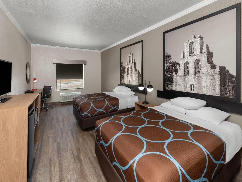 Super 8 By Wyndham San Antonio/Alamodome Area image