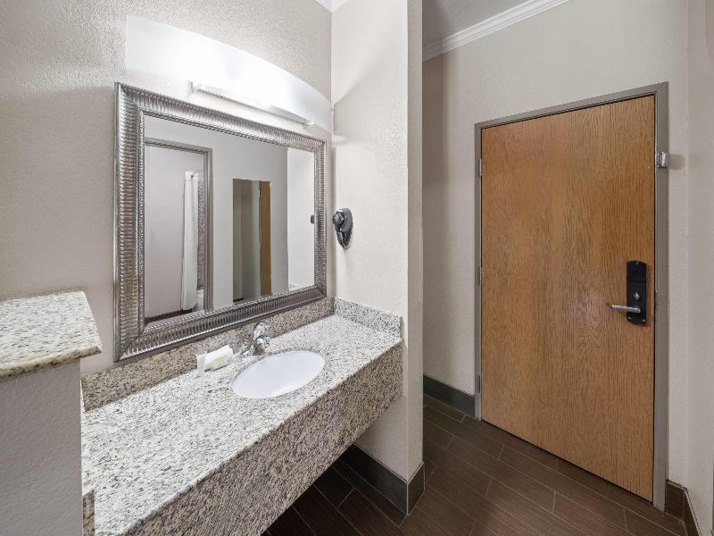 Super 8 By Wyndham San Antonio/Alamodome Area image