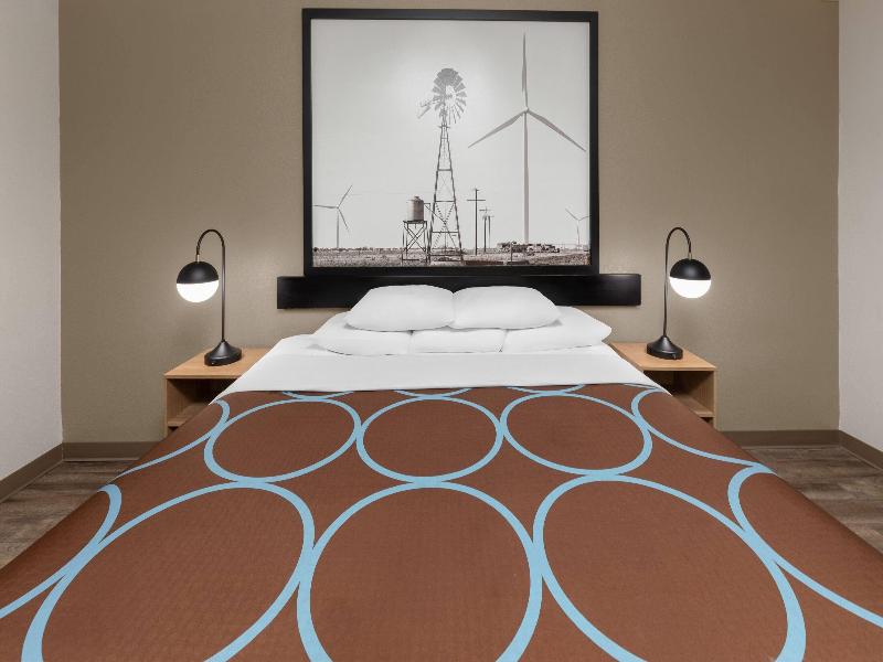 Super 8 By Wyndham San Antonio/Alamodome Area image