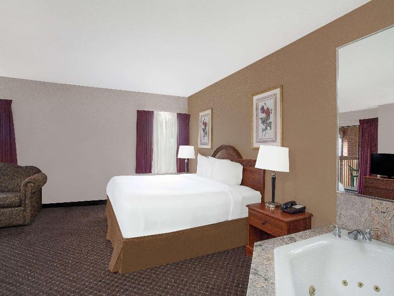 Baymont by Wyndham San Marcos image