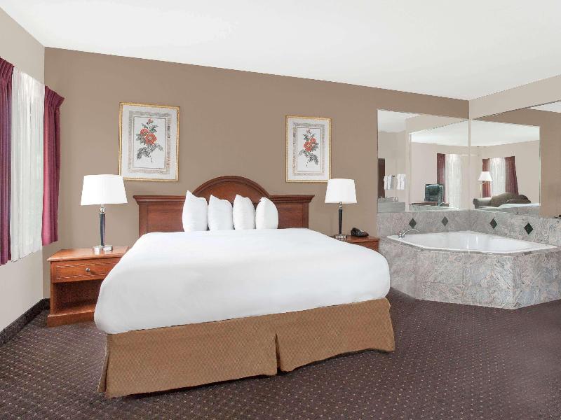 Baymont by Wyndham San Marcos image