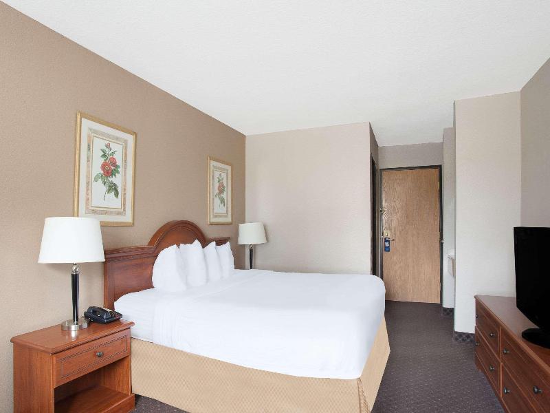 Baymont by Wyndham San Marcos image