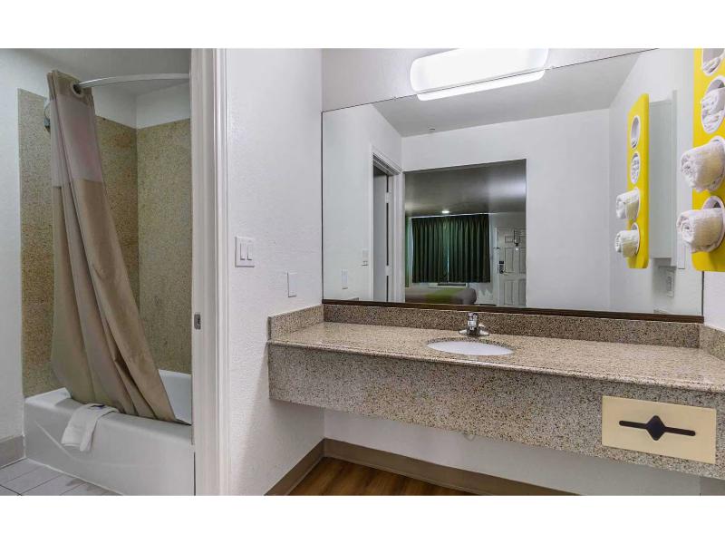 Motel 6 San Marcos, TX - North image