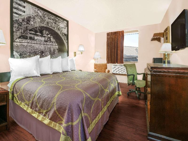Super 8 by Wyndham San Antonio/I-35 North image