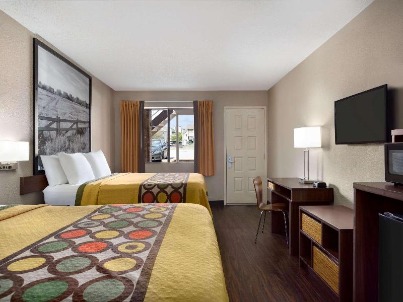 Super 8 by Wyndham Universal City image