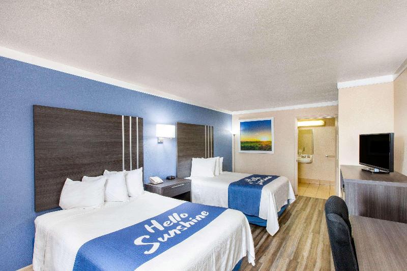 Hotel Days Inn & Suites by Wyndham Braunig Lake