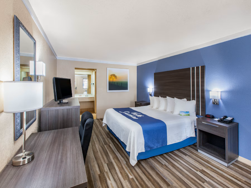 Days Inn & Suites by Wyndham Braunig Lake image