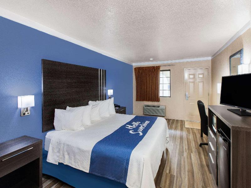 Days Inn & Suites by Wyndham Braunig Lake image
