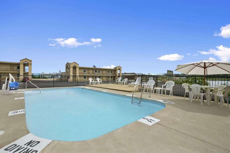 Howard Johnson by Wyndham Sandusky Park N image