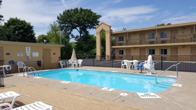 Howard Johnson by Wyndham Sandusky Park N image