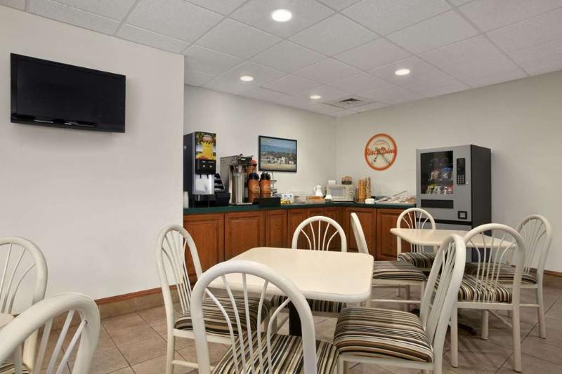 Howard Johnson by Wyndham Sandusky Park N image