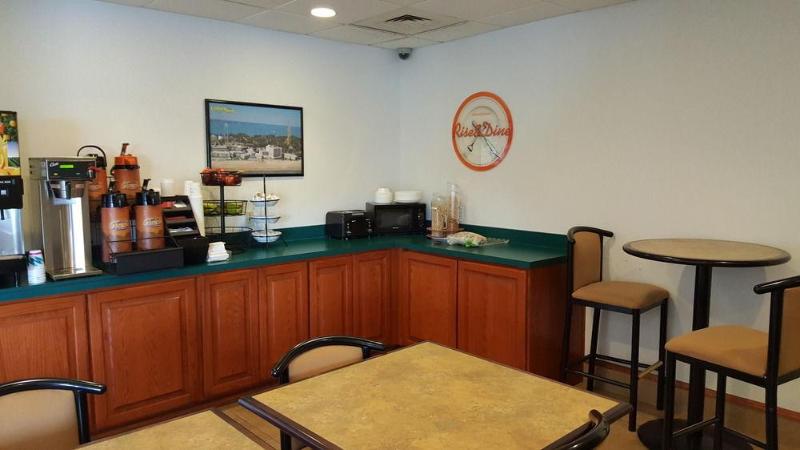 Howard Johnson by Wyndham Sandusky Park N image