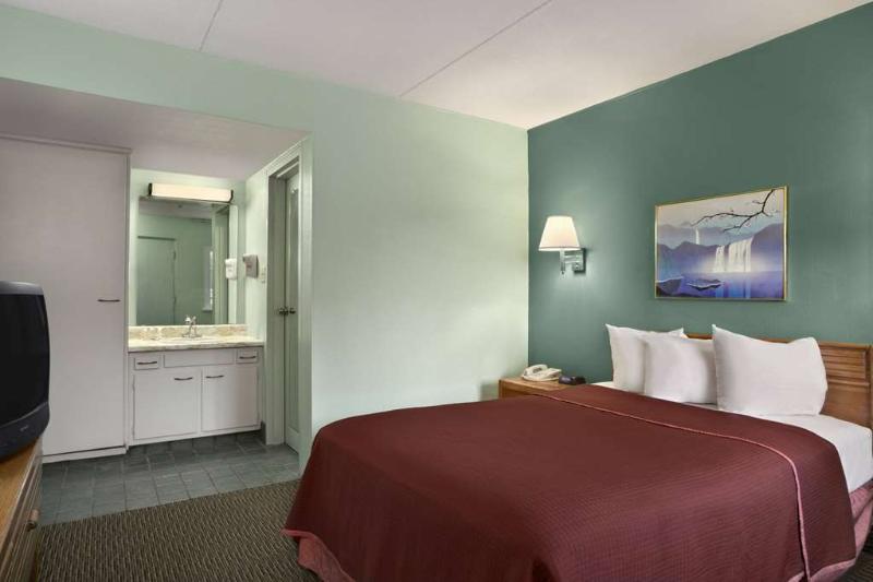 Howard Johnson by Wyndham Sandusky Park N image