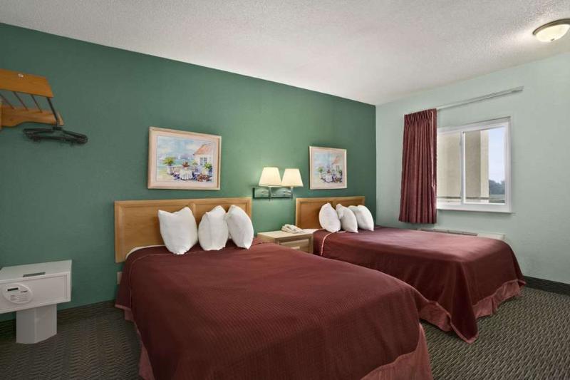Howard Johnson by Wyndham Sandusky Park N image