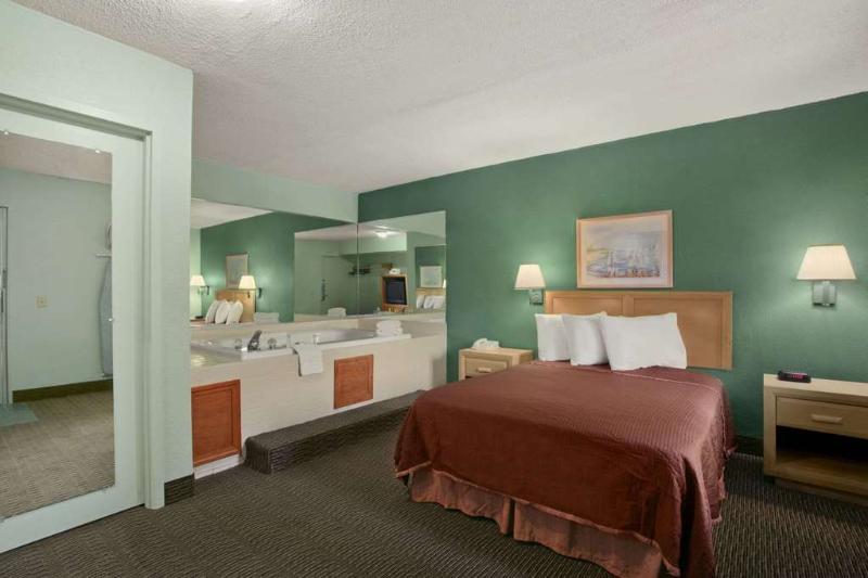 Howard Johnson by Wyndham Sandusky Park N image