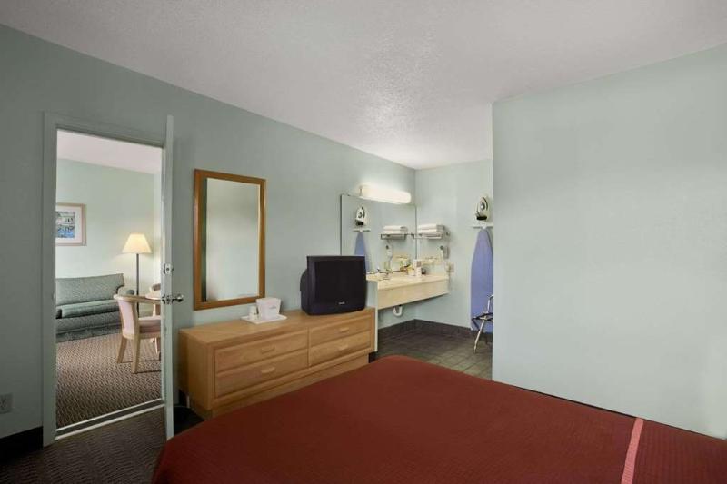 Howard Johnson by Wyndham Sandusky Park N image