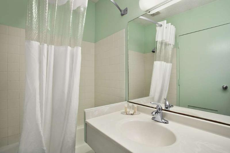 Howard Johnson by Wyndham Sandusky Park N image
