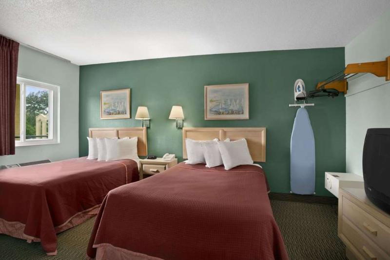 Howard Johnson by Wyndham Sandusky Park N image
