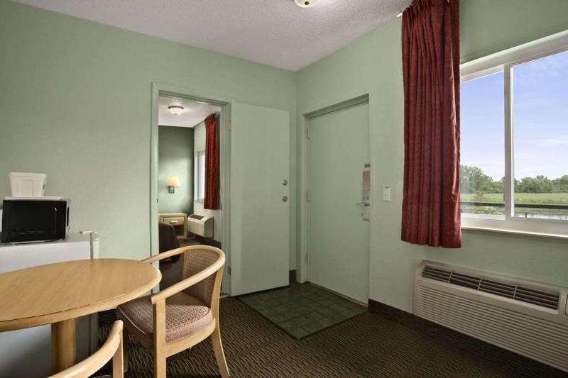 Howard Johnson by Wyndham Sandusky Park N image