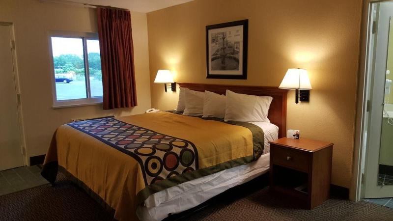 Howard Johnson by Wyndham Sandusky Park N image