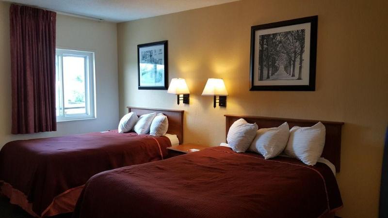 Howard Johnson by Wyndham Sandusky Park N image