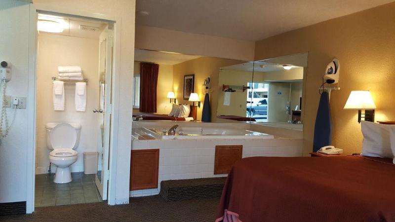 Howard Johnson by Wyndham Sandusky Park N image