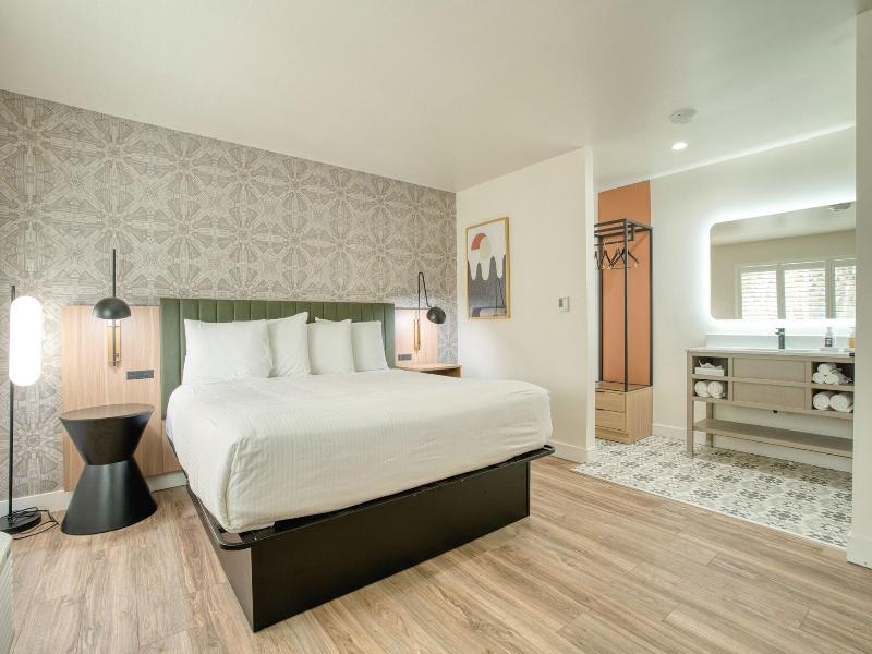 La Casa Inn image