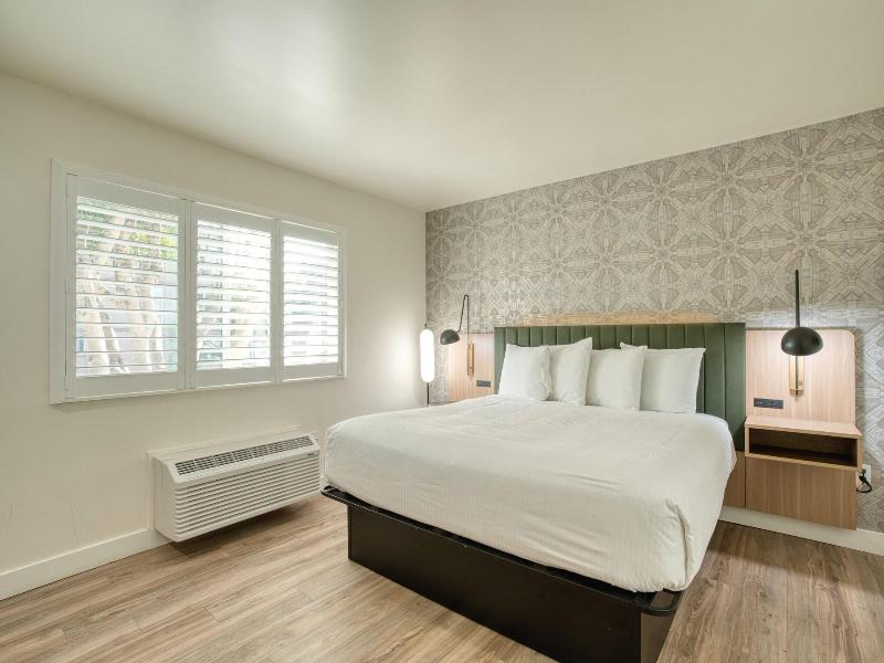 La Casa Inn image