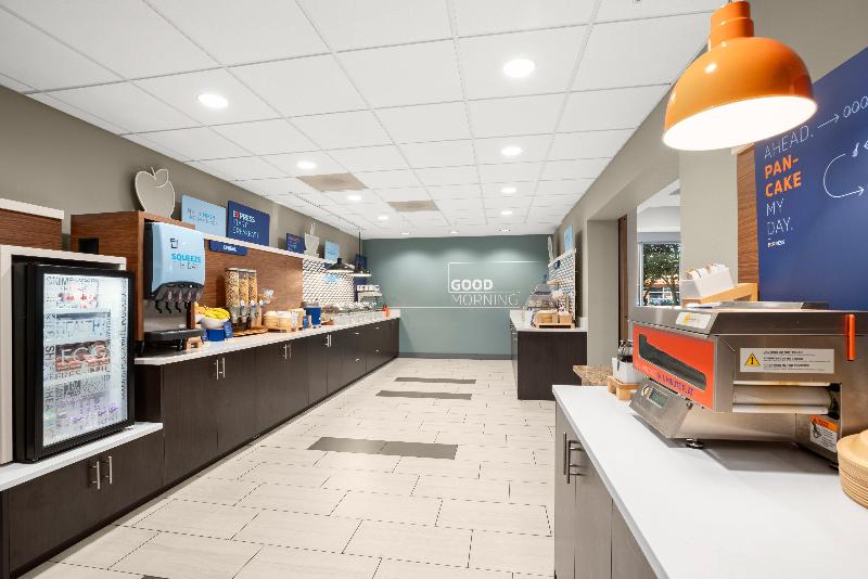 Holiday Inn Express Hotel & Suites Sumner image