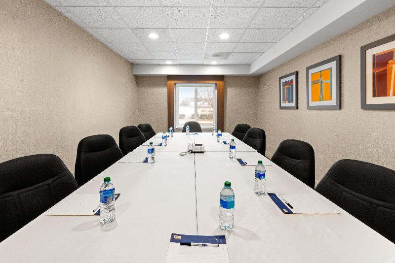 Holiday Inn Express Hotel & Suites Sumner image